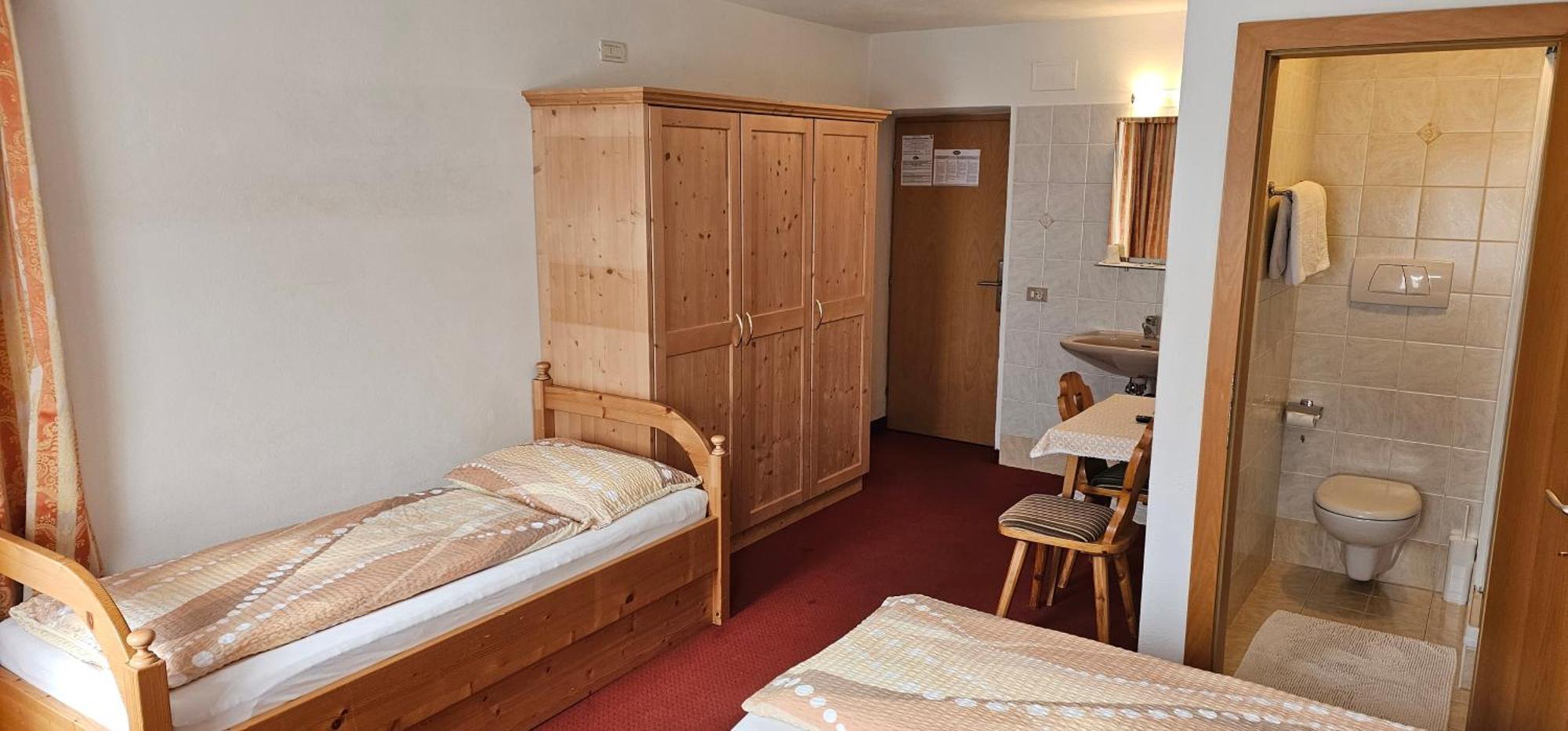Garni Reutlingen Hotel โคลฟอสโก ภายนอก รูปภาพ